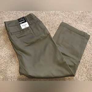 NWT ~ St Johns Bay Womens Secretly Slender Capri Pants Green - Size 10 Tall